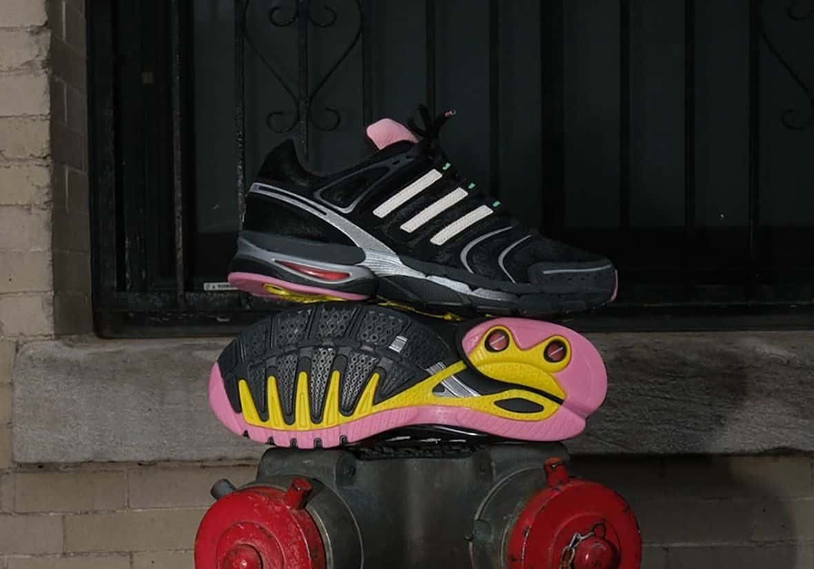 adidas Adistar Control 5 Doggy Runner de UNheardof en pelo negro con tres tiras blancas y suela rosa, verde y amarilla