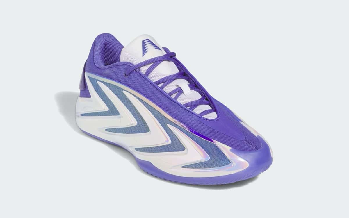 adidas Anthony Edwards 3 Purple Iridescent en vista de tres cuartos sobre fondo gris claro, con malla violeta, cordones violetas, lengüeta blanca y las flechas laterales con acabado tornasolado sobre la suela violeta