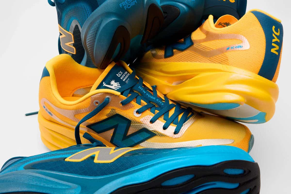 Zapatillas New Balance de la colección del Maratón de Nueva York 2026 apiladas, con una SuperComp Elite v6 amarilla con N azul y pares azul petróleo con la palabra NYC en el talón
