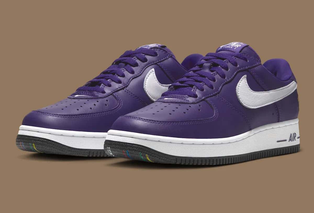 Nike Air Force 1 '01 de Victor Victor en violeta Court Purple, de perfil sobre fondo marrón claro, con el Swoosh blanco, el perro del sello en el talón, entresuela blanca y suela negra