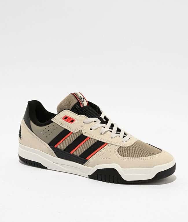 Zapatilla de skate adidas Tekkira Cup en gris arena, con tres franjas negras ribeteadas en rojo, cuello negro y suela blanca y negra
