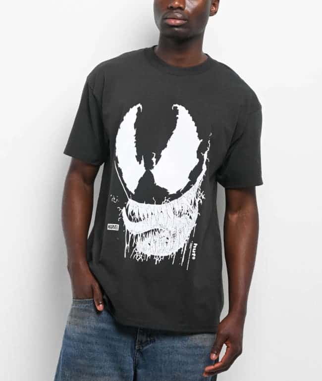 Camiseta HUF x Spider-Man Vile negra deslavada con el rostro de Venom estampado en blanco al frente y los logos de Marvel y HUF