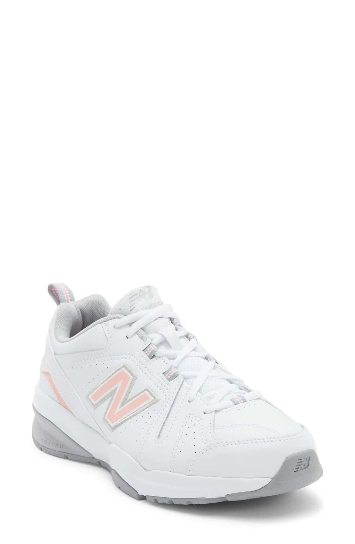 Zapatilla de entrenamiento New Balance 608 V5 blanca, con la N lateral en rosa delineada en gris y detalles grises en la suela